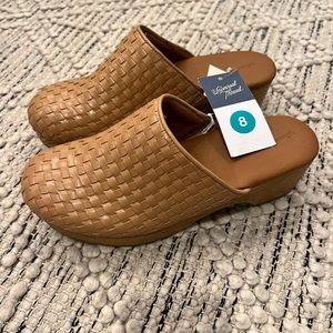 Universal thread magnolia wedges size 8